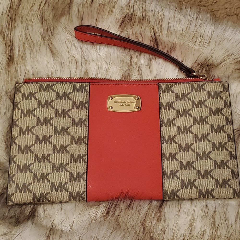 Authentic Michael Kors Large Wristlet Clut…
